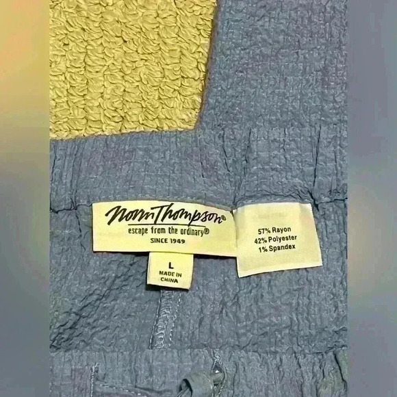 Norm Thompson women’s crinkle capris, periwinkle blue, sz - Large - Picture 2 of 4